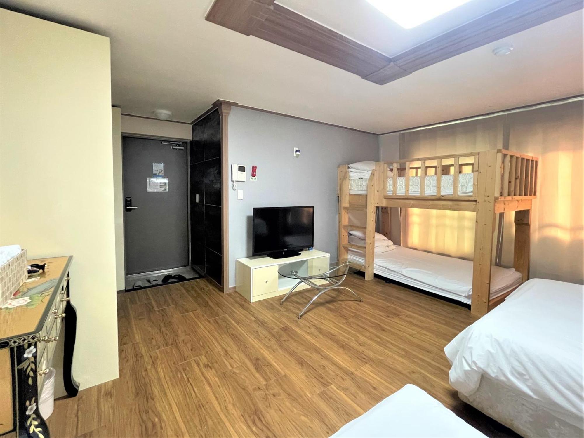 Hy Choi Hostel Seogwipo Exteriör bild