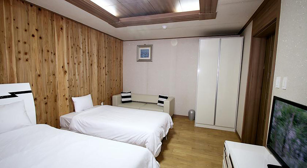 Hy Choi Hostel Seogwipo Exteriör bild