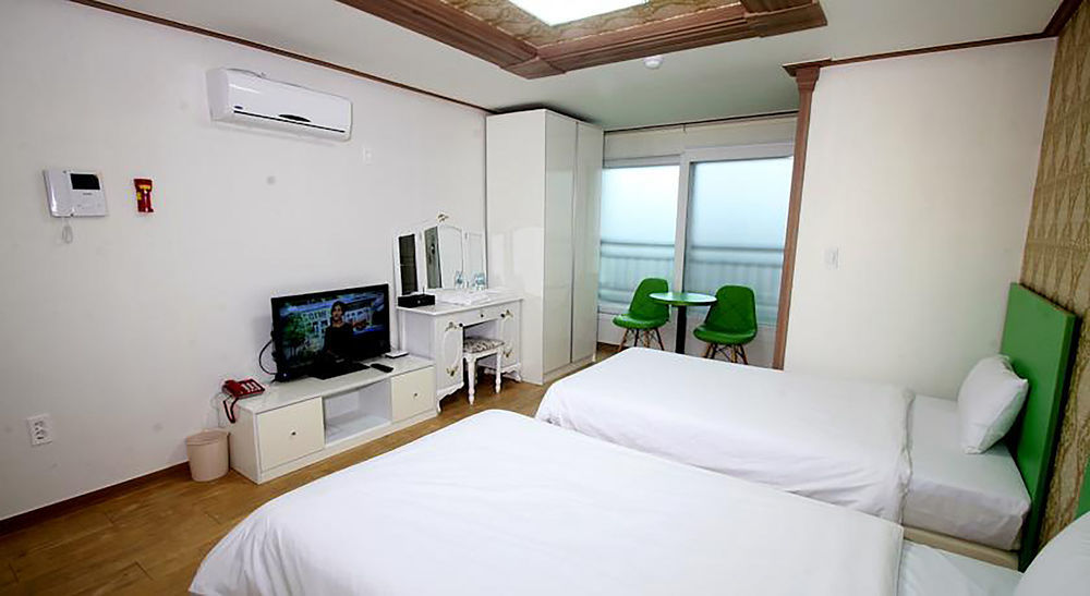 Hy Choi Hostel Seogwipo Exteriör bild