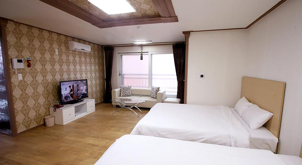 Hy Choi Hostel Seogwipo Exteriör bild